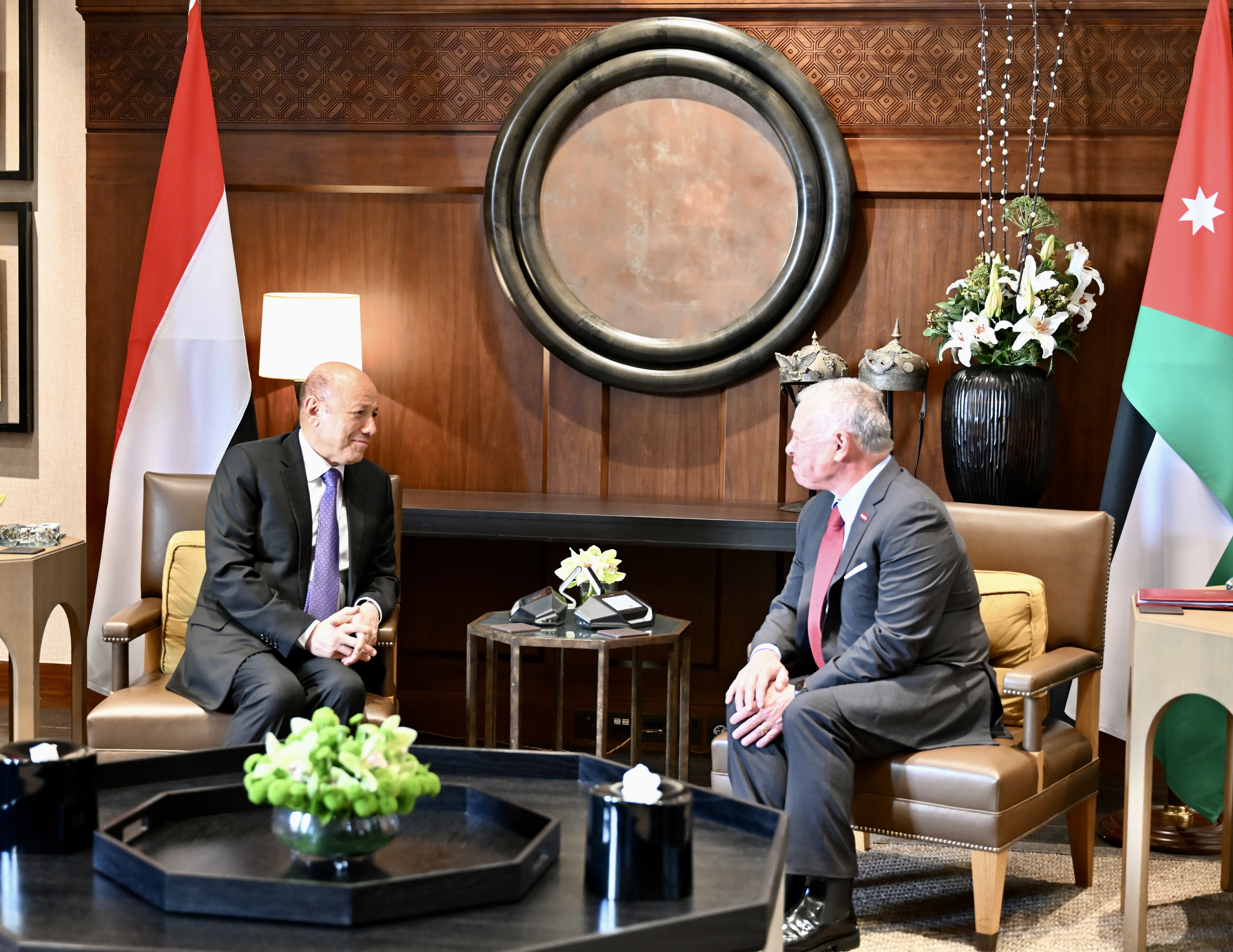 رئيس مجلس القيادة يلتقي الملك الأردني