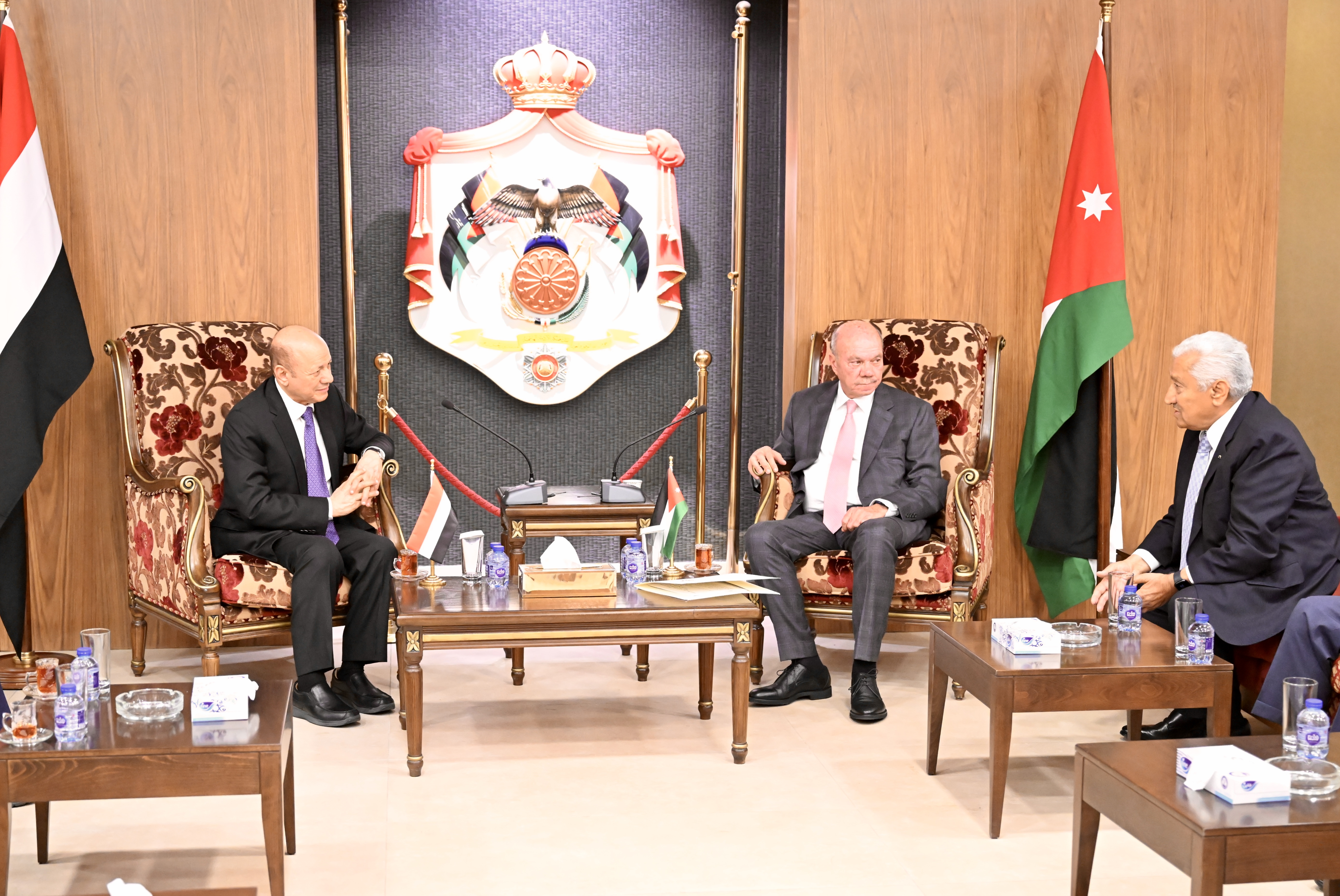 رئيس مجلس القيادة الرئاسي يلتقي رئيس مجلس الأعيان الأردني 28 نوفمبر 2022