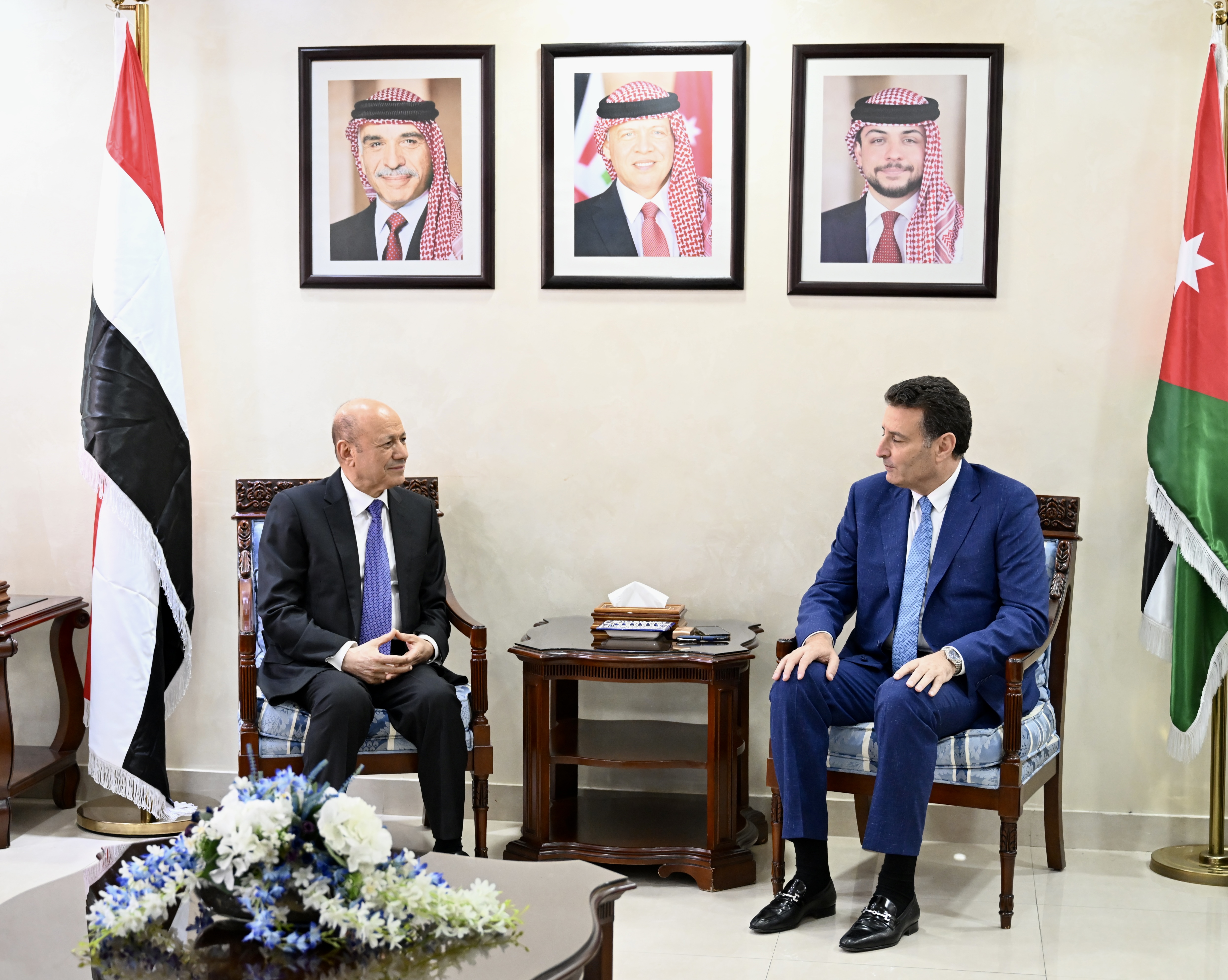 رئيس مجلس القيادة الرئاسي يلتقي رئيس مجلس النواب الأردني