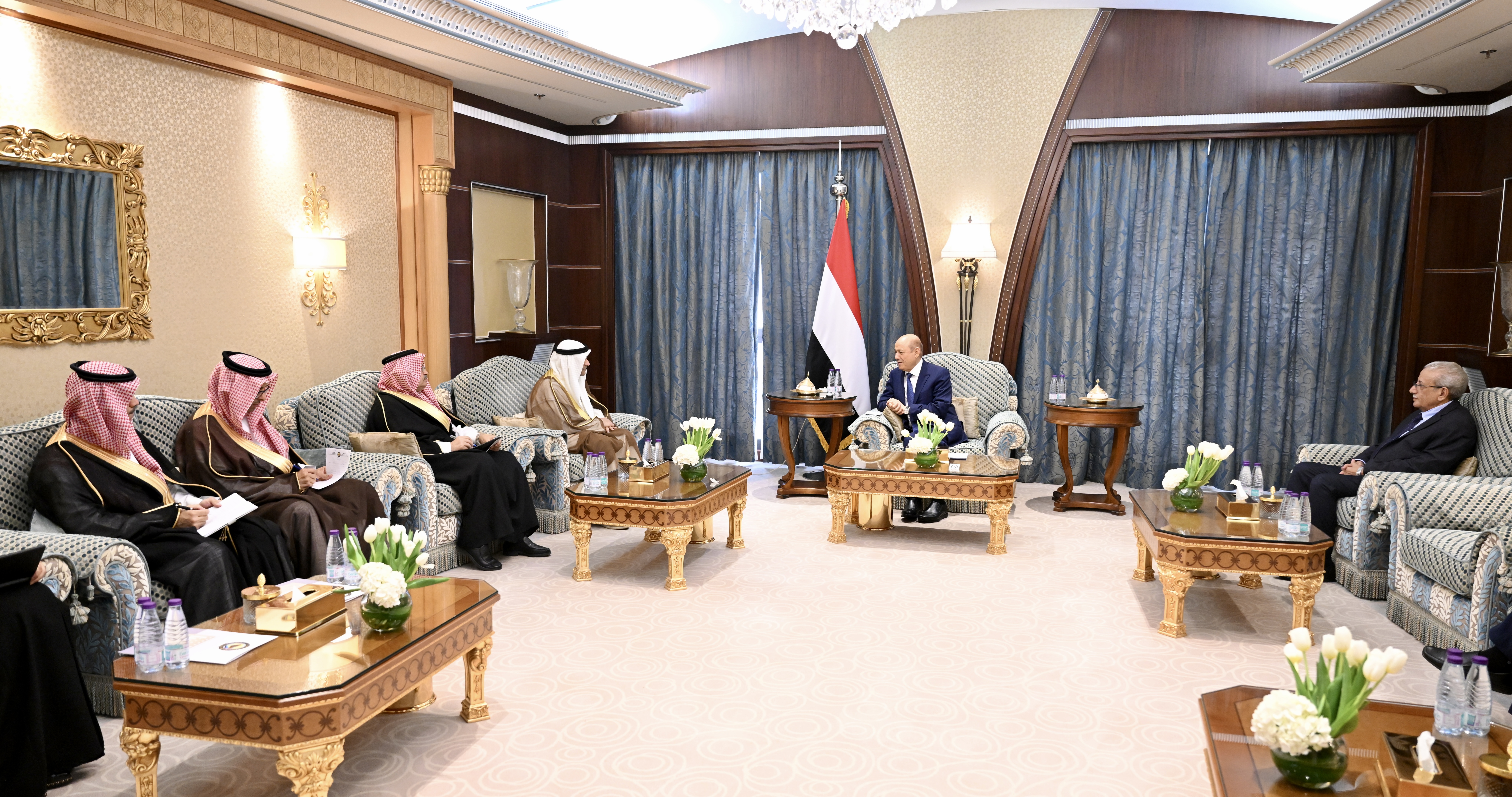 رئيس مجلس القيادة الرئاسي يشيد بدور مجلس التعاون في دعم اليمن وقضيته العادلة