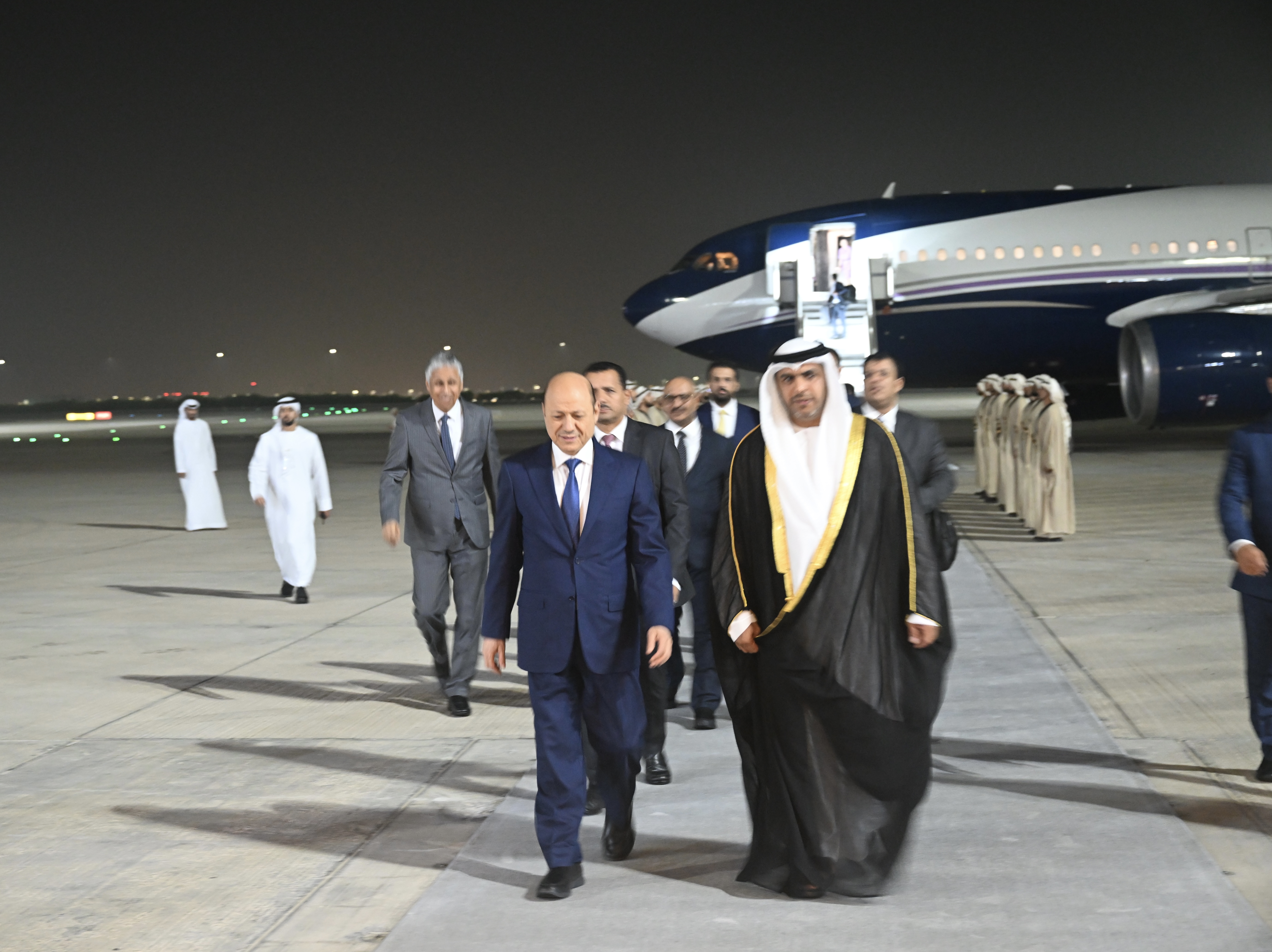 رئيس مجلس القيادة الرئاسي يصل أبوظبي في زيارة عمل لدولة الإمارات العربية المتحدة