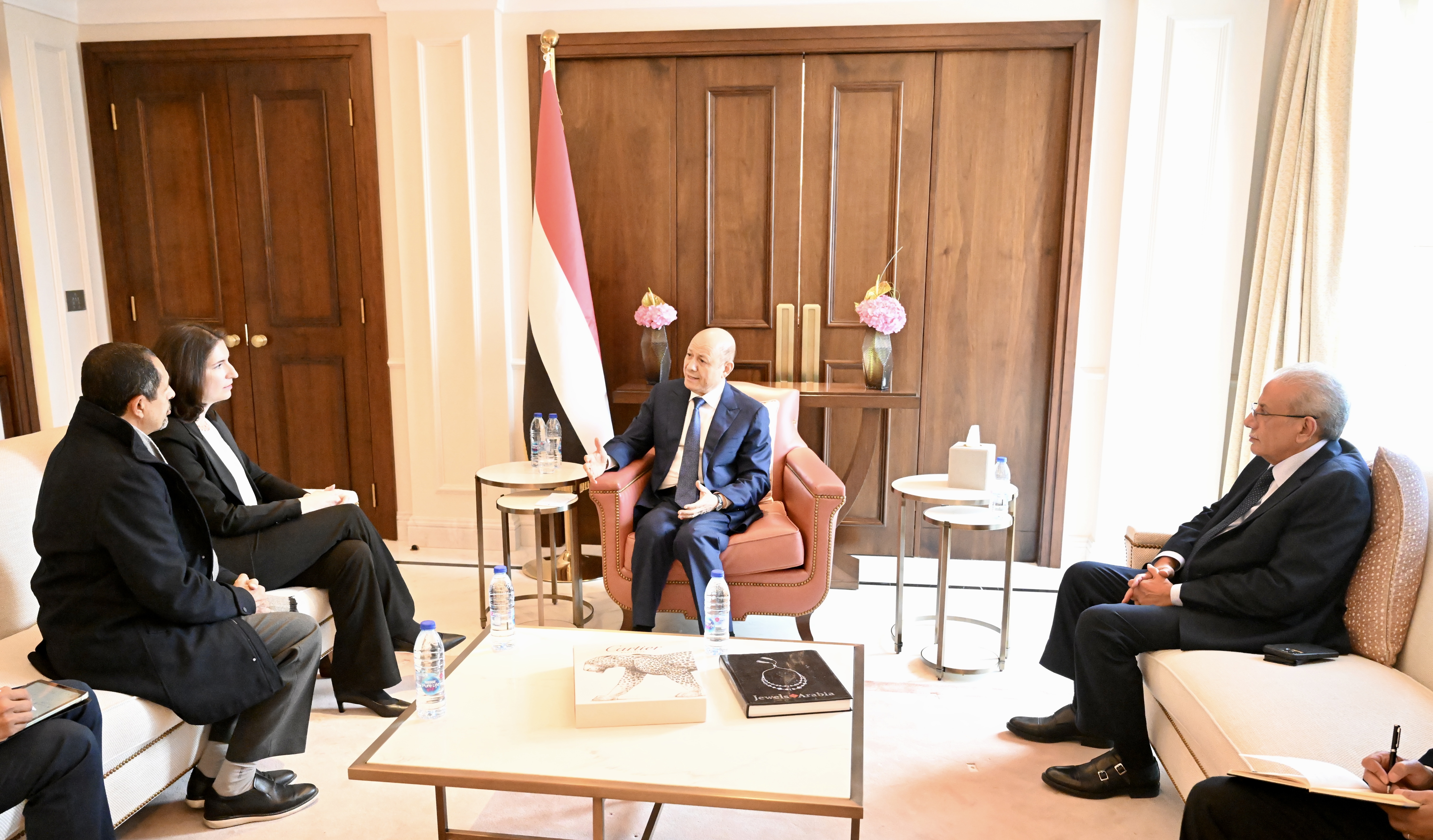رئيس مجلس القيادة الرئاسي يبحث التدخلات الإنمائية والإنسانية للبنك الدولي في اليمن