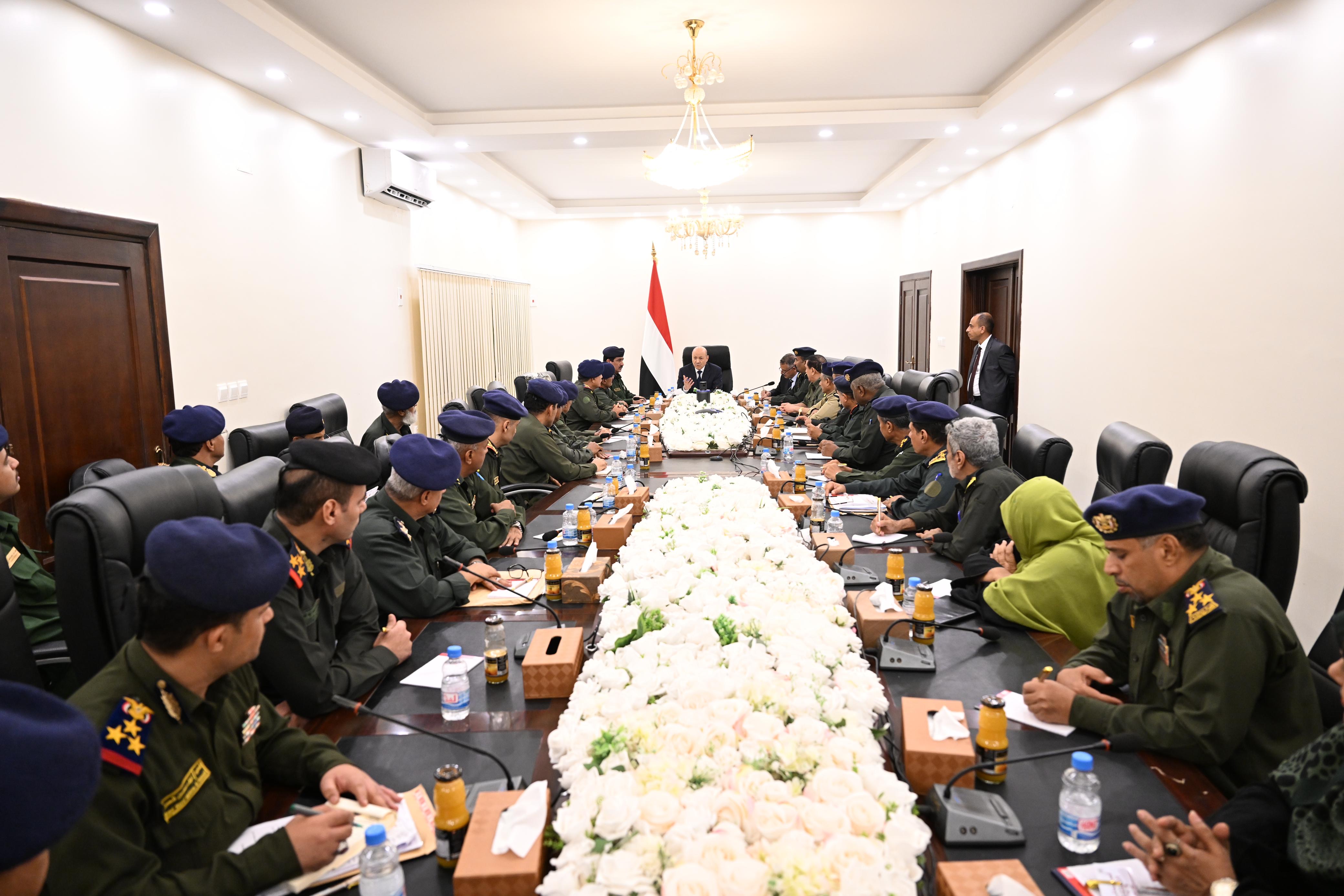 رئيس مجلس القيادة يجتمع بقيادة وزارة الداخلية ورؤساء المصالح الأمنية ومدراء عموم الشرطة في المحافظات 27 مارس 2024