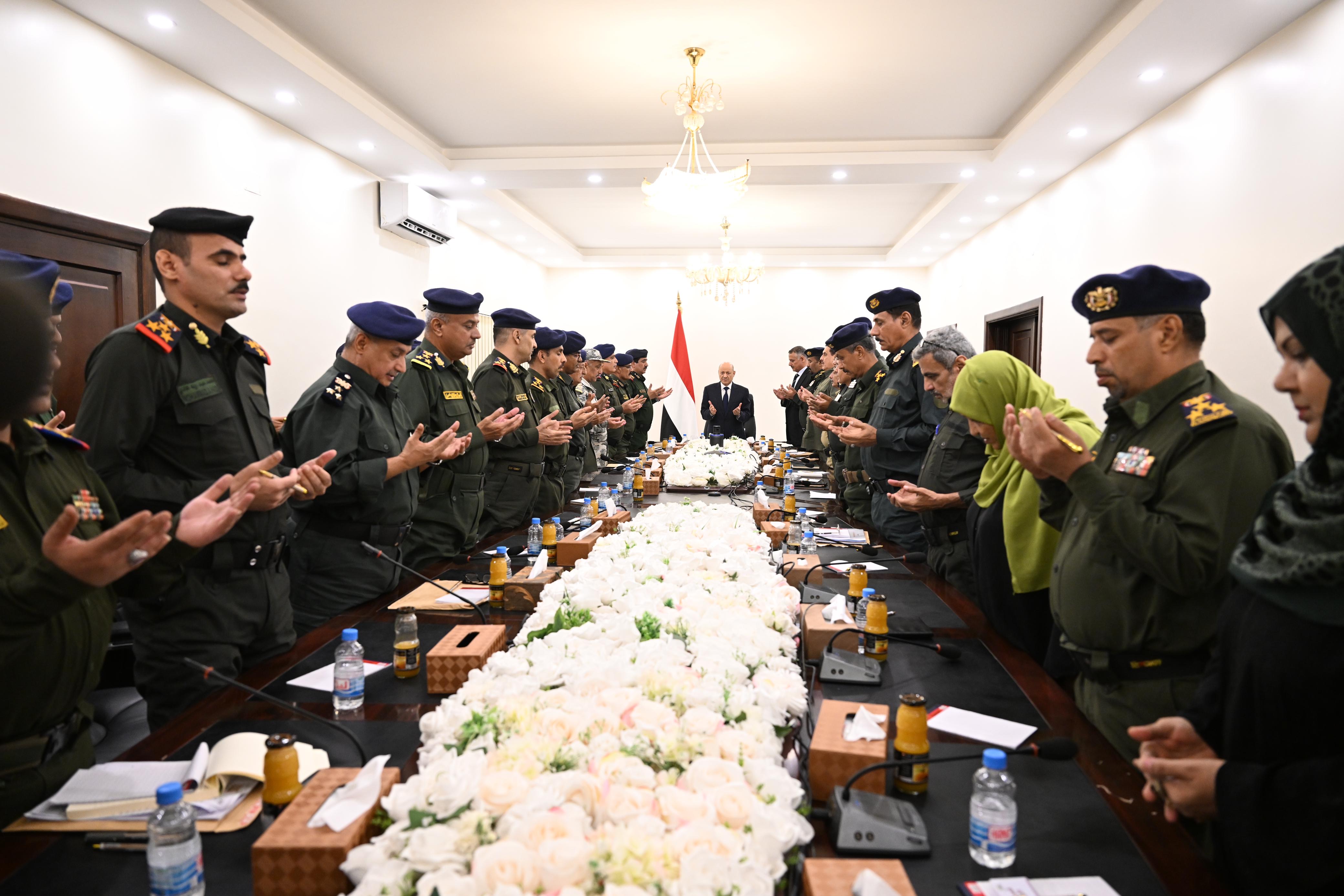 رئيس مجلس القيادة يجتمع بقيادة وزارة الداخلية ورؤساء المصالح الأمنية ومدراء عموم الشرطة في المحافظات 27 مارس 2024