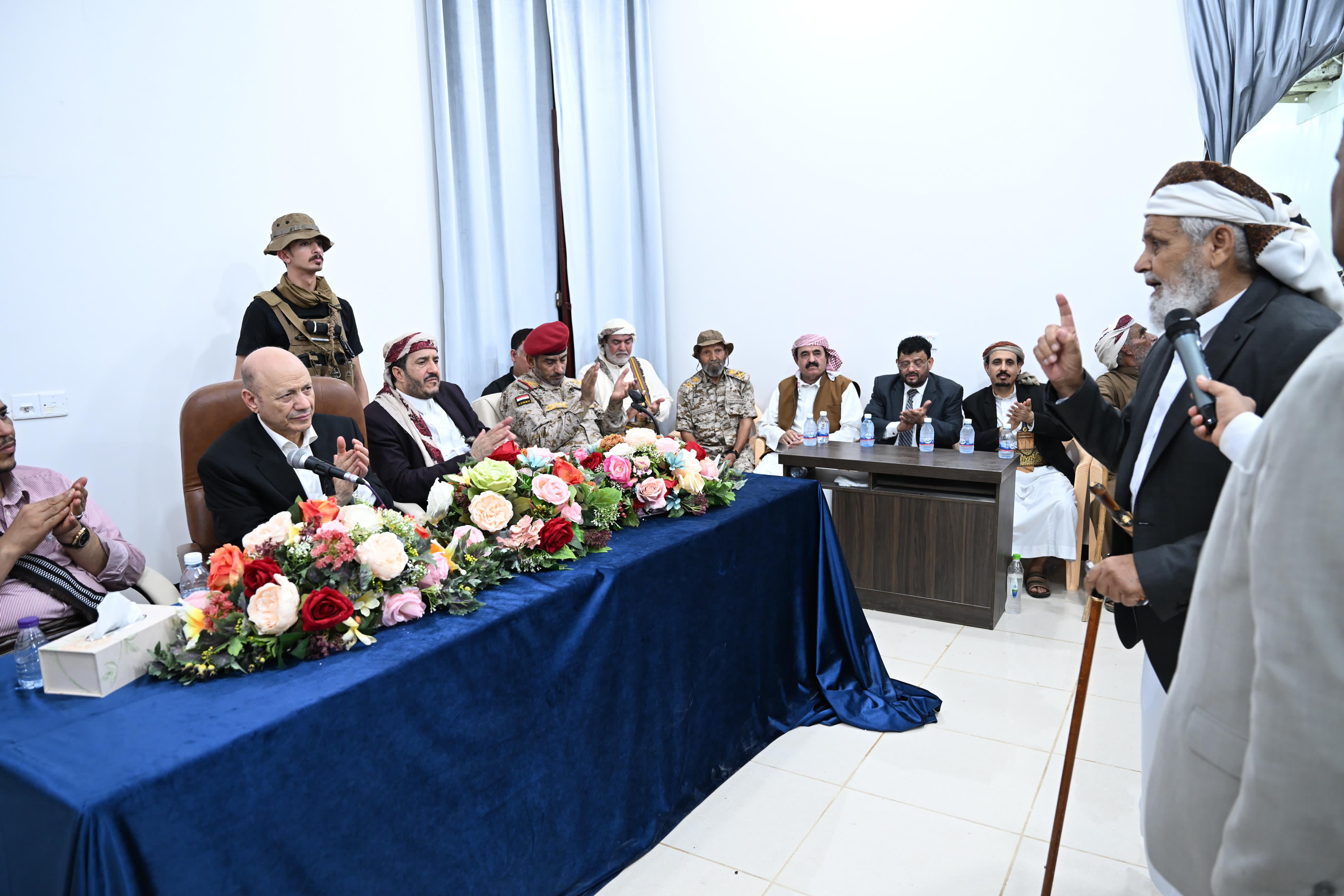 رئيس مجلس القيادة يلتقي القيادات الرسمية والسياسية والشعبية في محافظة مأرب